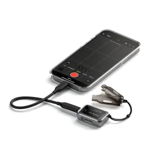 Satechi mini NVMe SSD -kotelo yhdistettynä älypuhelimeen USB-C-kaapelilla kannettavaa tallennustilaa varten