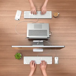 Satechi Slim LX3 kablet nordisk tastatur på et skrivebord med bærbar computer, mus og tilbehør til arbejdspladsen