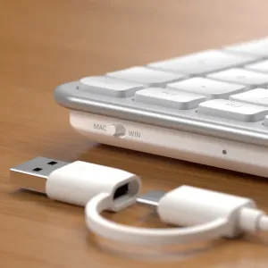 Satechi Slim LX3 kablet tastatur med nordisk layout, sølvfarvede lavprofiltaster og MAC/WIN-skift, med USB-kabel.
