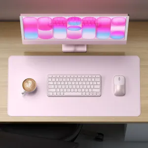 Satechi Form Desk Mat i pudderrosa med syede kanter, med et tastatur og en mus på et stilfuldt arbejdsområde.