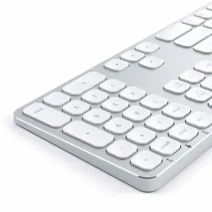 Satechi-tangentbord i silverfärgad aluminium med numerisk knappsats och vita tangenter, utformat för Mac-datorer