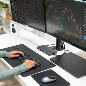 Satechi Thunderbolt 4 -telakointiasema pöydällä liitettynä kahteen näyttöön, kannettavaan tietokoneeseen ja oheislaitteisiin.