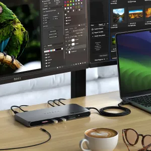 Satechi Thunderbolt 4 -telakointiasema pöydällä kytkettyine kaapeleineen kannettavan tietokoneen ja ulkoisen näytön vieressä.