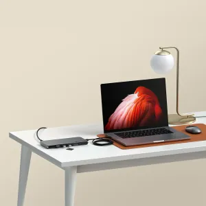 Satechi Thunderbolt 4 -telakointiasema usealle näytölle liitettynä kannettavaan tietokoneeseen siistillä työpöydällä