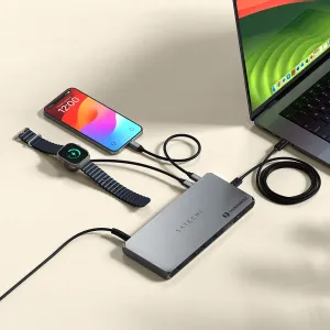 Satechi Thunderbolt 4 -telakointiasema liitettynä kannettavaan tietokoneeseen, älypuhelimeen ja älykelloon työpöydällä