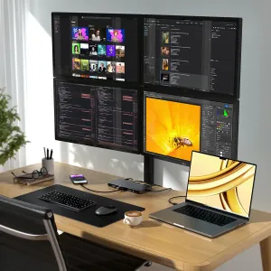 Satechi Thunderbolt 4 -telakointiasema liitettynä kannettavaan tietokoneeseen ja neljään ulkoiseen näyttöön työpöydällä