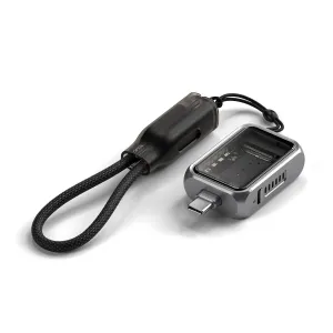 Satechi mini NVMe SSD -kotelo läpinäkyvällä kannella, USB-C-liitännällä ja punotulla rannehihnalla valkoisella taustalla