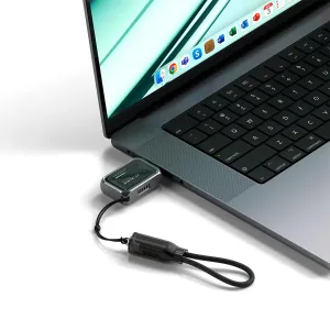 Satechi mini NVMe SSD -kotelo läpinäkyvällä kannella, liitetty kannettavaan tietokoneeseen USB-C:n kautta