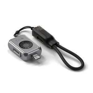 Satechi mini-NVMe-SSD-kotelo tähtiharmaana USB-C-kaapelilla ja tuuletetulla alumiinirakenteella