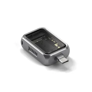 Satechi mini-NVMe-SSD-kotelo läpinäkyvällä kannella, näkyvällä piiristöllä ja USB-C-liittimellä, tähtiharmaa