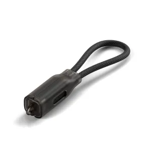 Satechi mini NVMe SSD -kotelo mustana, johon on kiinnitetty punottu USB-C-kaapeli ja läpikuultava päätysuojus