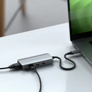 Satechi 4-in-1 USB-C-keskitin tähtiharmaana punotulla kaapelilla, liitettynä työpöydällä olevaan kannettavaan tietokoneeseen