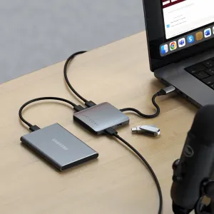 Satechi 4-porttinen USB-C-keskitin PD-tuella pöydällä, liitettynä kannettavaan tietokoneeseen USB-muistitikun ja ulkoisen aseman kanssa