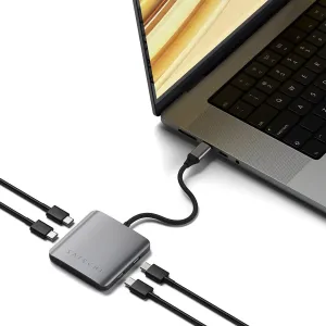 Satechi 4-porttinen USB-C-keskitin PD-latauksella tähtiharmaana, liitettynä kannettavaan tietokoneeseen useilla USB-C-kaapeleilla