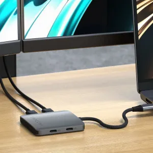 Satechi 4-porttinen USB-C-keskitin PD:llä työpöydällä, liitettynä kannettavaan tietokoneeseen, jossa USB-C-portit näkyvät