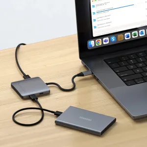 Satechi 4-porttinen PD:llä varustettu USB-C-keskitin liitettynä kannettavaan tietokoneeseen ja ulkoiseen asemaan työpöydällä