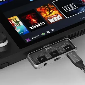 Satechi Mobile XR Hub with Audio harmaana, kuvattuna näytön vieressä, USB-C-liitännällä ja kompaktilla muotoilulla