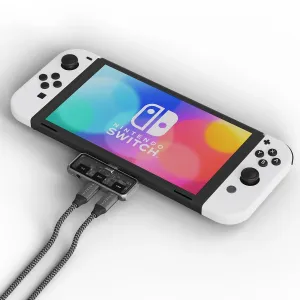 Satechi Mobile XR Hub kiinnitettynä Nintendo Switch -käsikonsoliin kahdella punotulla kaapelilla näyttö- ja ääniliitäntöjä varten.