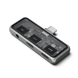 Satechi Mobile XR Hub with Audio tähtiharmaana, jossa on USB-C-liitin, näkyvät portit ja läpinäkyvä yläpaneeli.