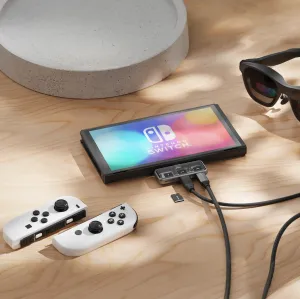Satechi Mobile XR Hub USB-C-keskitin microSD-kortilla kiinnitettynä Nintendo Switchiin pöytätasolla