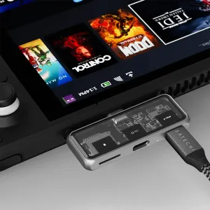 Satechi Mobile XR Hub yhdistettynä kannettavaan pelilaitteeseen, USB-C-kaapelilla ja microSD-tuella.