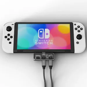 microSD-kortilla varustettu Satechi Mobile XR Hub yhdistettynä Nintendo Switch -käsikonsoliin