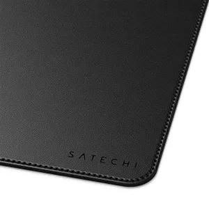 Satechi Schreibtischmatte aus schwarzem veganem Leder mit genähten Kanten und geprägtem Logo zum Schutz des Schreibtischs