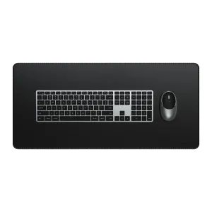 Satechi Schreibtischmatte aus veganem Leder mit genähten Kanten, dargestellt mit Tastatur und Maus auf einer schwarzen Arbeitsplatzmatte.