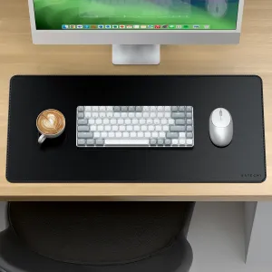 Satechi Schreibtischmatte aus schwarzem veganem Leder mit Tastatur, Maus und Kaffeetasse auf einem Arbeitsplatz aus Holz