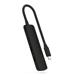 Satechi musta USB-C-moniporttisovitin, jossa on punottu kaapeli, kaksi USB-A-porttia ja USB-C-liitin