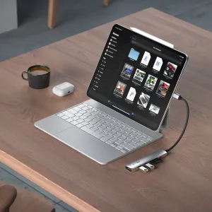 Satechi USB-C-moniporttisovitin liitettynä tablettiin, varustettuna USB-A- ja korttipaikoilla pöydällä.