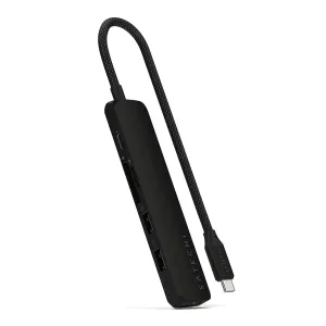 Satechin musta USB-C-moniporttisovitin punotulla kaapelilla sekä näkyvillä USB-A- ja USB-C-porteilla valkoisella taustalla