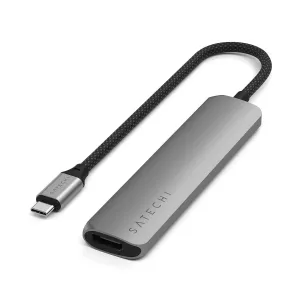 Satechi 6-in-1 USB-C -ohut moniporttisovitin tähtiharmaana, punotulla kaapelilla varustettuna valkoisella taustalla