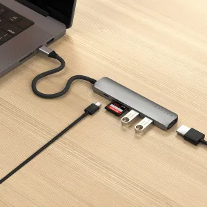 Satechi 6-in-1 ohut USB-C-moniporttisovitin liitettynä kannettavaan tietokoneeseen, mukana SD-kortti ja USB-muistitikut