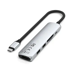 Satechi plāns sudraba USB-C daudzportu adapteris ar pītu kabeli un vairākām pieslēgvietām uz balta fona
