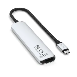 Satechi sudraba USB-C vairāku pieslēgvietu adapteris ar pītu kabeli, kas paredzēts klēpjdatora savienojumu paplašināšanai.