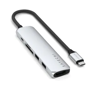 Satechi sudraba USB-C vairāku pieslēgvietu adapteris ar pītu kabeli, redzamām HDMI un USB pieslēgvietām