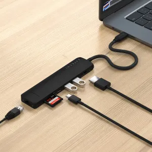 Satechin musta USB-C-moniporttisovitin liitettynä kannettavaan tietokoneeseen, mukana Ethernet, USB-asemia ja korttipaikka