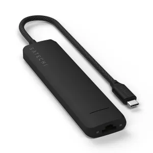 Musta Satechi USB-C -moniporttisovitin Ethernet-liitännällä ja punotulla kaapelilla kuvattuna valkoisella taustalla