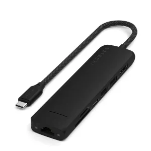 Satechi musta USB-C-moniporttisovitin, jossa on Ethernet, USB-A-portit ja punottu kaapeli valkoisella taustalla