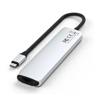 Satechi USB-C-moniporttisovitin Ethernet-liitännällä, hopeanvärinen kompakti keskitin punotulla kaapelilla valkoisella taustalla.