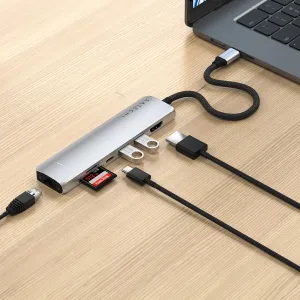 Satechi USB-C-moniporttisovitin Ethernet-liitännällä liitettynä kannettavaan tietokoneeseen, SD-kortti- ja USB-portit näkyvissä