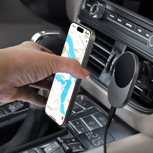 Satechi Qi2 trådløs biloplader monteret på en ventilationsrist i bilen, som holder en smartphone til håndfri navigation
