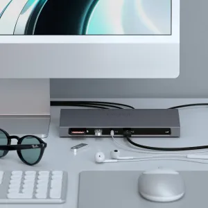 Satechi Thunderbolt 4 -telakka työpöydällä, jossa on liitettyjä kaapeleita, SD-korttipaikka ja useita portteja