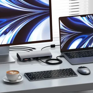 Satechi Thunderbolt 4 -telakka pöydällä yhdistettynä näyttöön, kannettavaan tietokoneeseen ja oheislaitteisiin