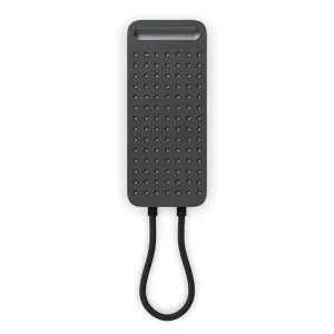 Satechi ExtendView USB4 Dual-HDMI-Adapter in Weltraumschwarz mit befestigter geflochtener Kabelschlaufe