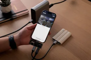 Satechi Mobile XR Hub yhdistettynä älypuhelimeen nopeaa tiedostonsiirtoa ja microSD-tallennustilan laajennusta varten