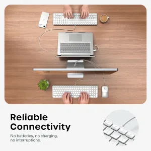 Satechi Slim LX3 kablet tastatur med nordisk layout vist på et skrivebord, med hænder og kabeltilslutning