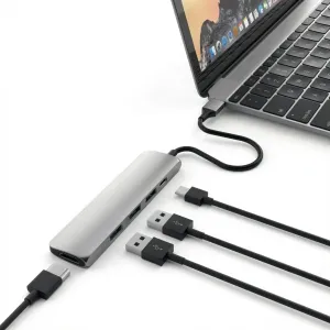 Satechi Slim USB-C MultiPort Adapter liitettynä kannettavaan tietokoneeseen, jossa on HDMI- ja USB-A-portit sekä USB-C-läpivientilataus