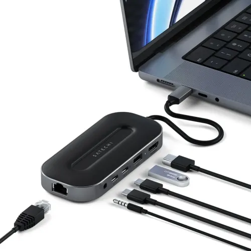 Prie nešiojamojo kompiuterio prijungtas "Satechi" USB4 daugiaportis adapteris su Ethernet, HDMI, USB-A, USB-C ir 3,5 mm garso jungtimis.